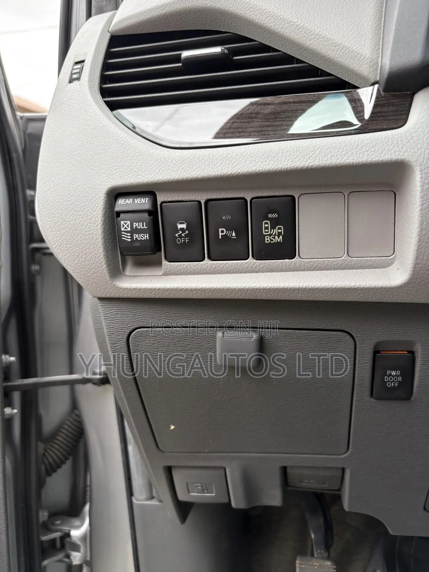 Toyota Sienna XLE Premium 8 Passenger (3.5L 6cyl 8A) 2017 Silver