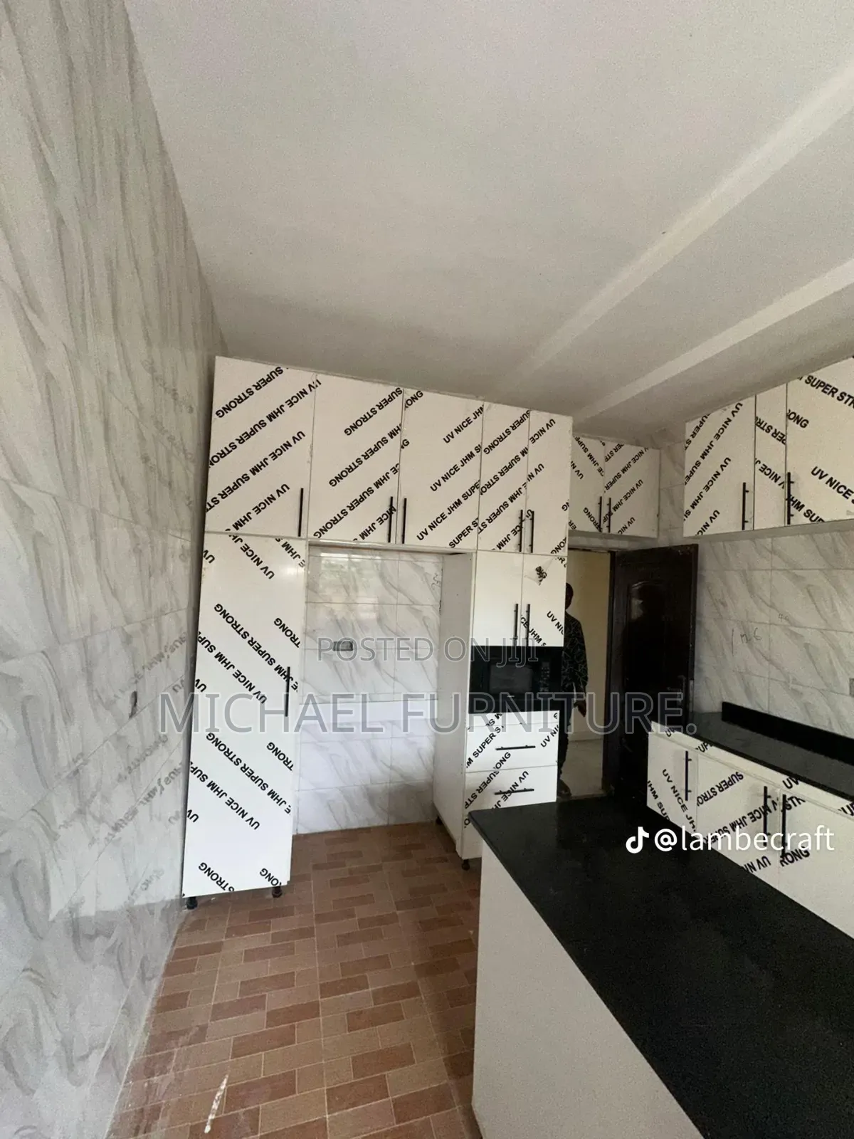 Highly Crafted Top Quality Kitchen Cabinet