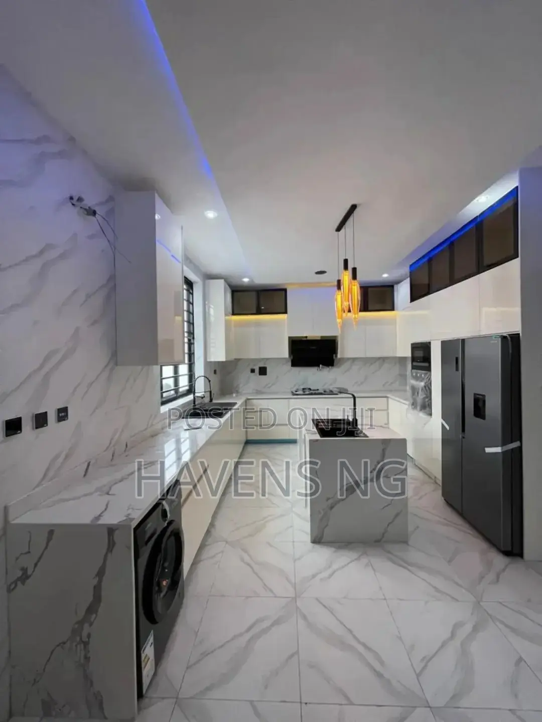 5bdrm Duplex in Chevron for sale