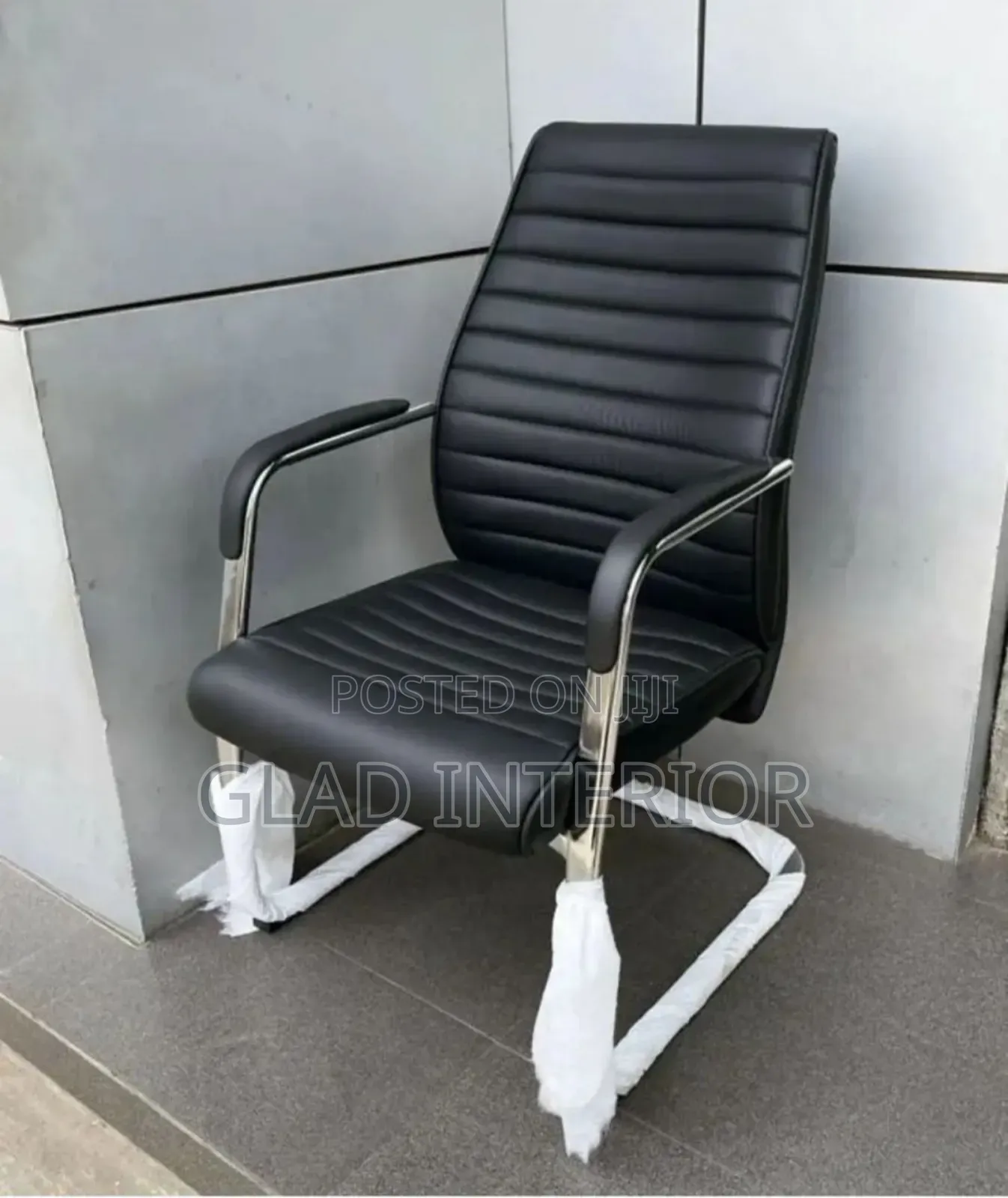 Super Unique Visitor Chair
