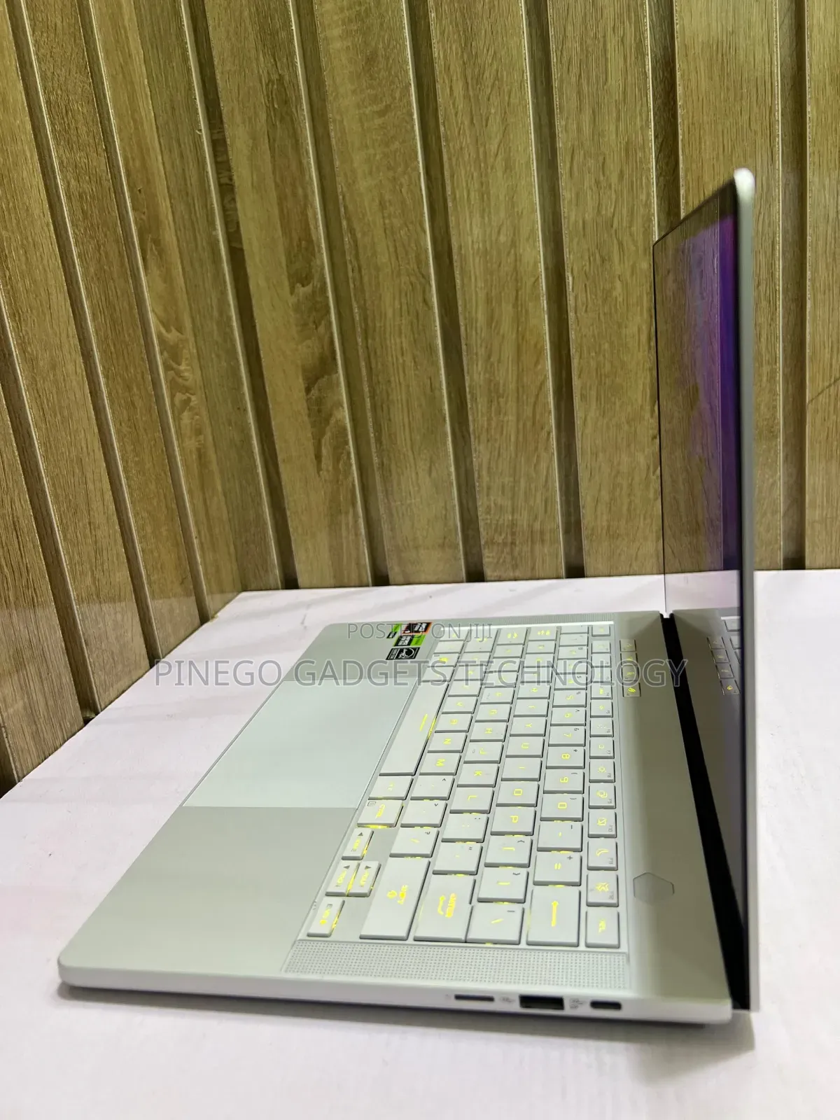 Laptop Asus ROG Zephyrus G14 16GB AMD Ryzen 9 SSD 1T