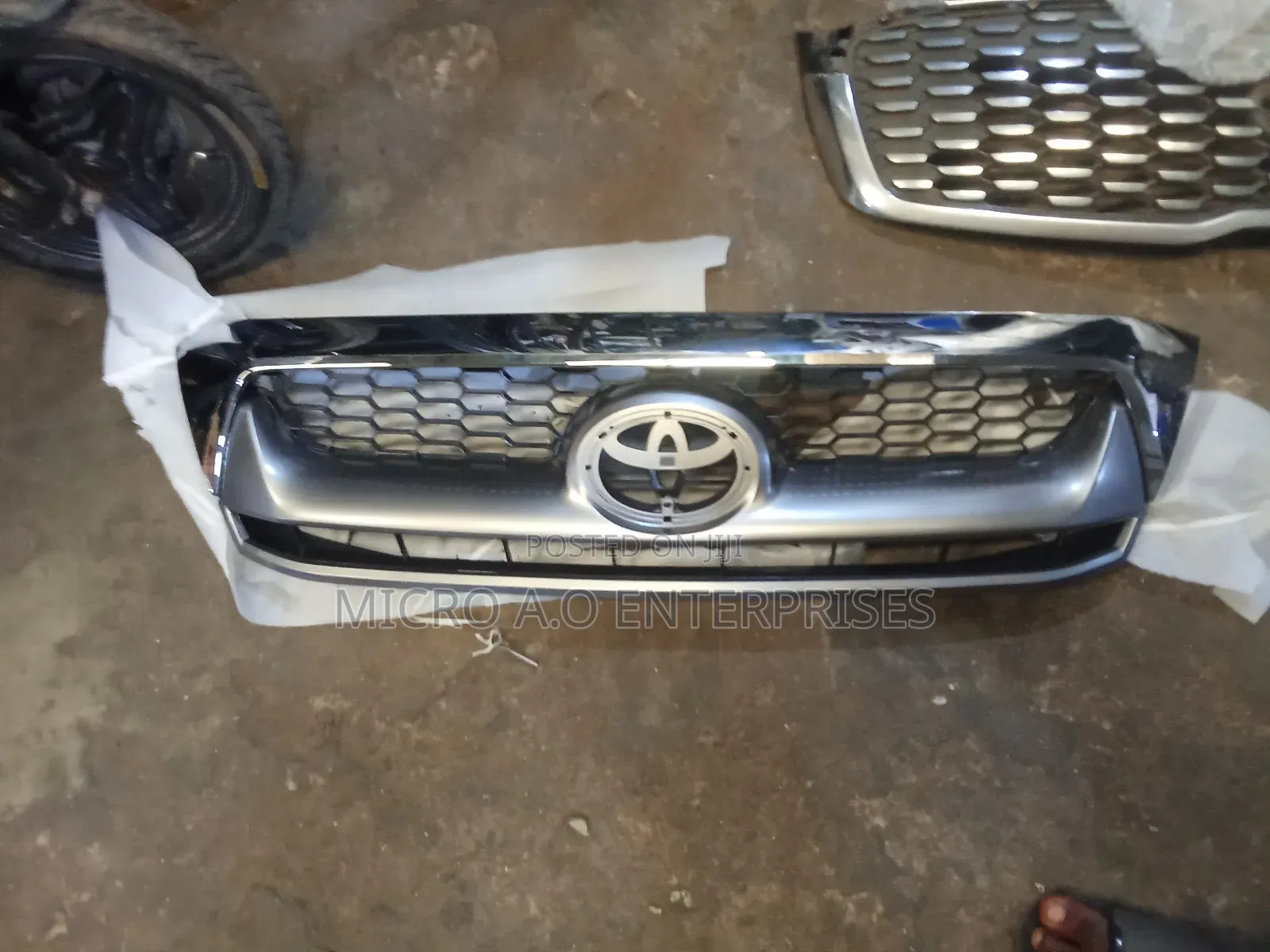 Front Grille Hilux 2009