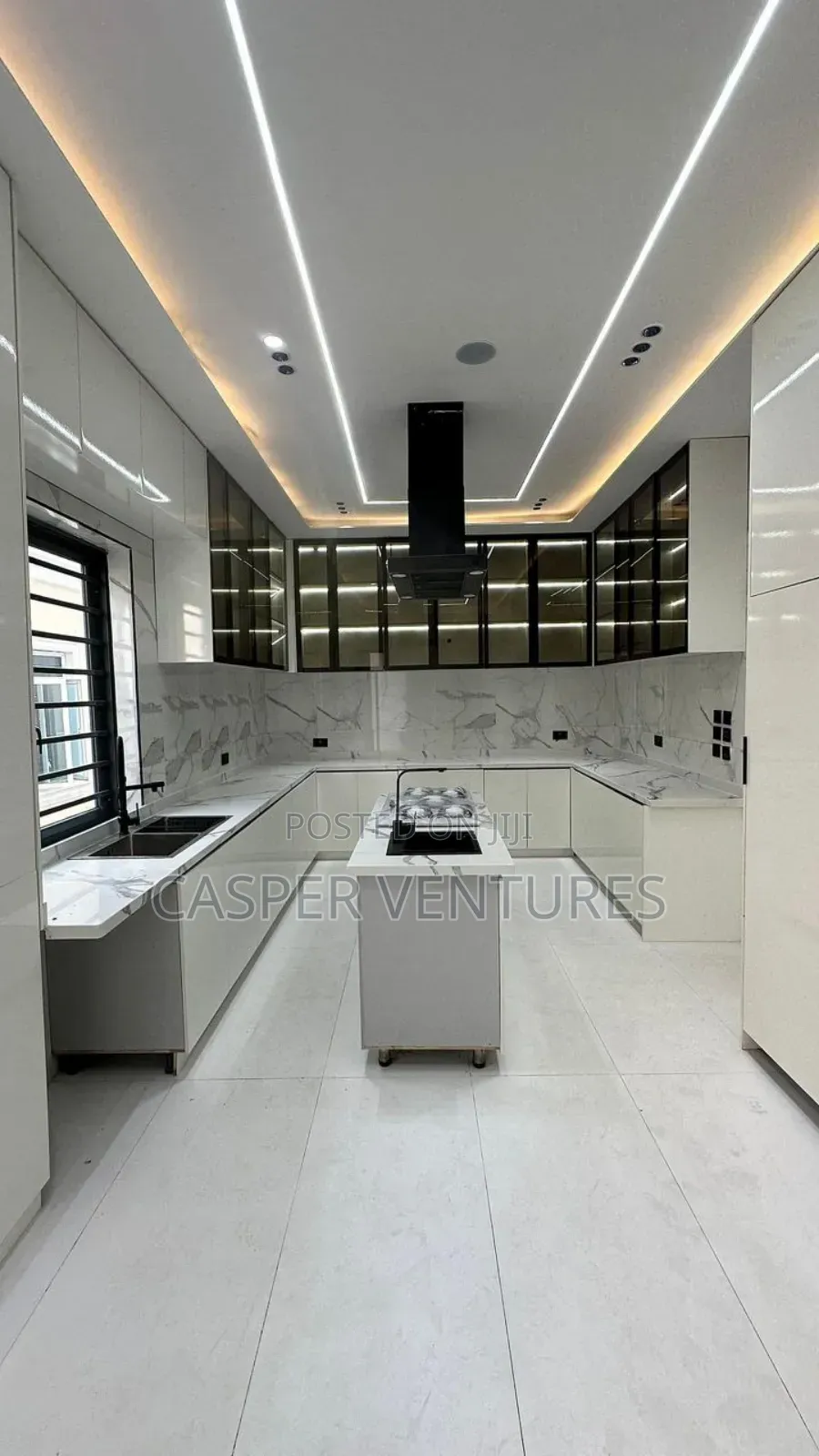 5bdrm Duplex in Chevron for sale