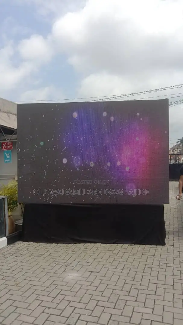 Seamless Outdoor Screen