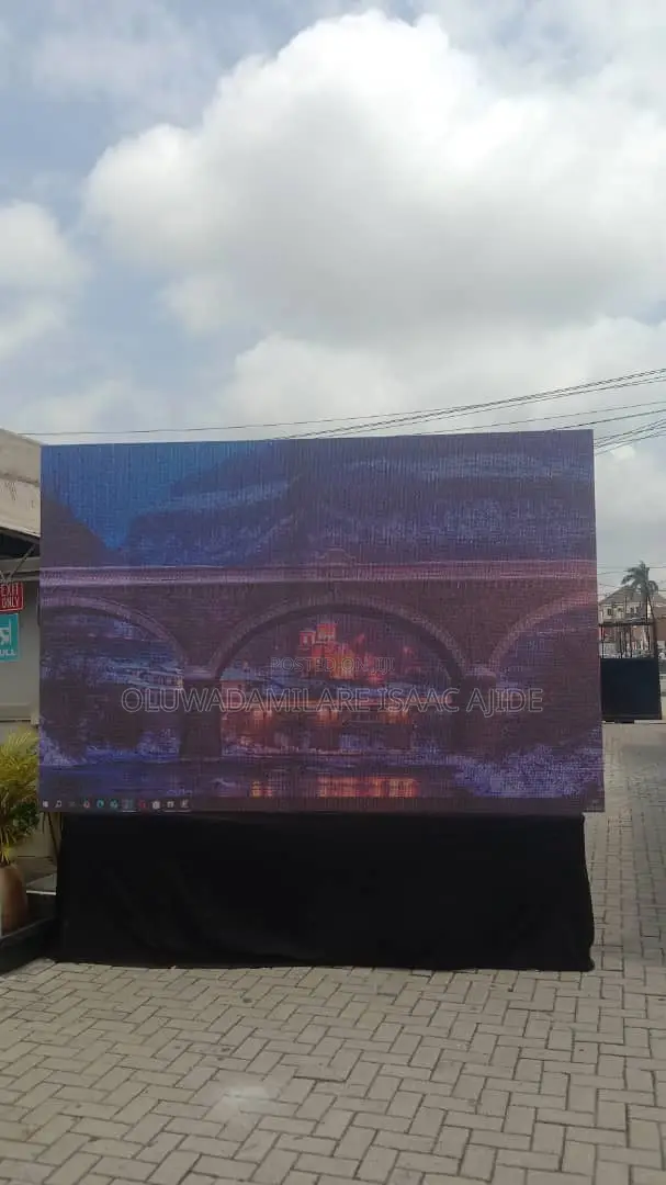 Seamless Outdoor Screen