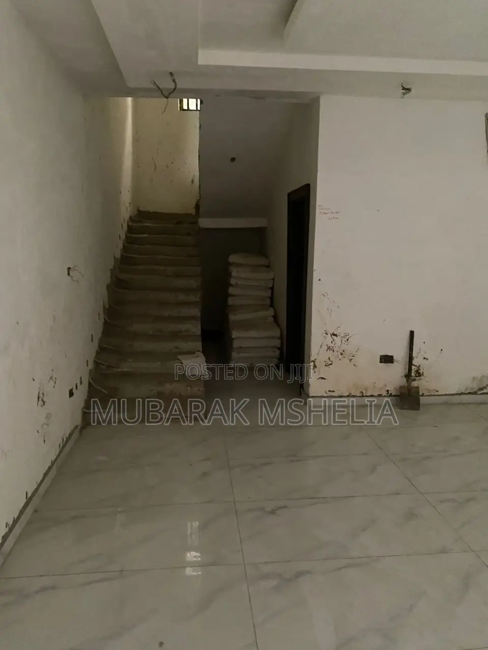 5bdrm Duplex in Idu Industrial for sale