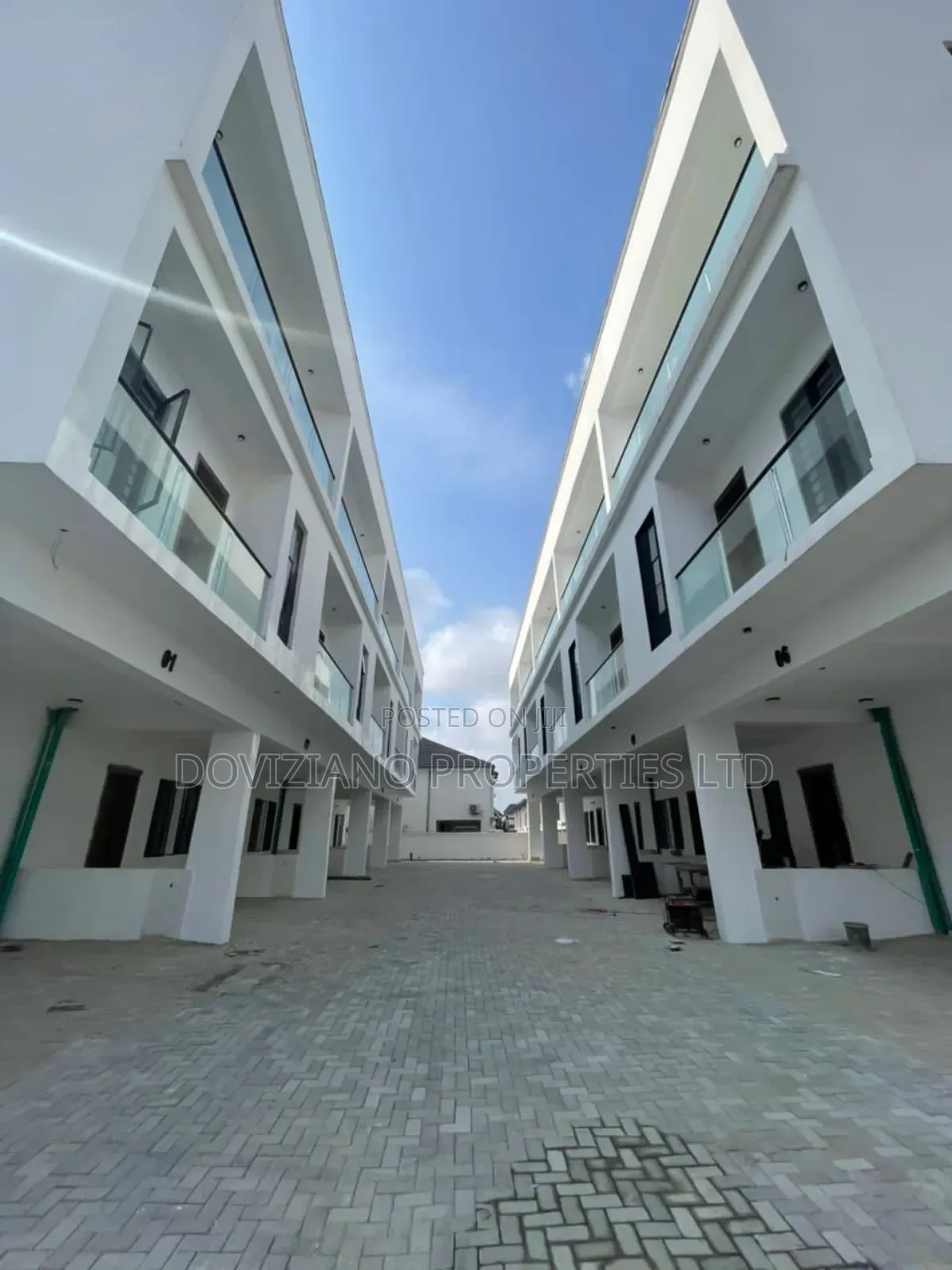 4bdrm Duplex in Chevron for sale