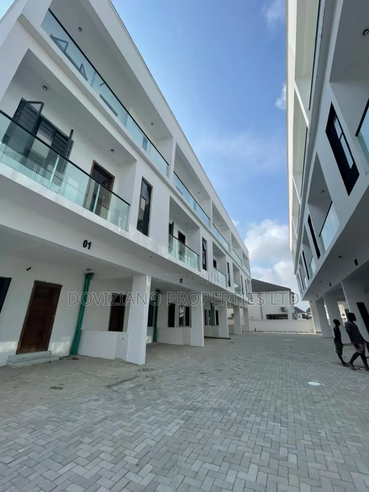 4bdrm Duplex in Chevron for sale