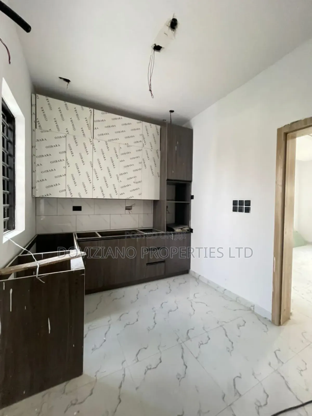 4bdrm Duplex in Chevron for sale