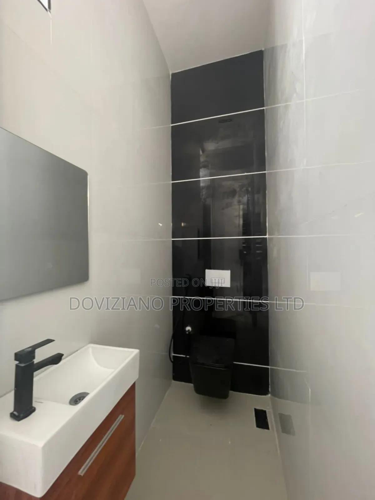 4bdrm Duplex in Chevron for sale