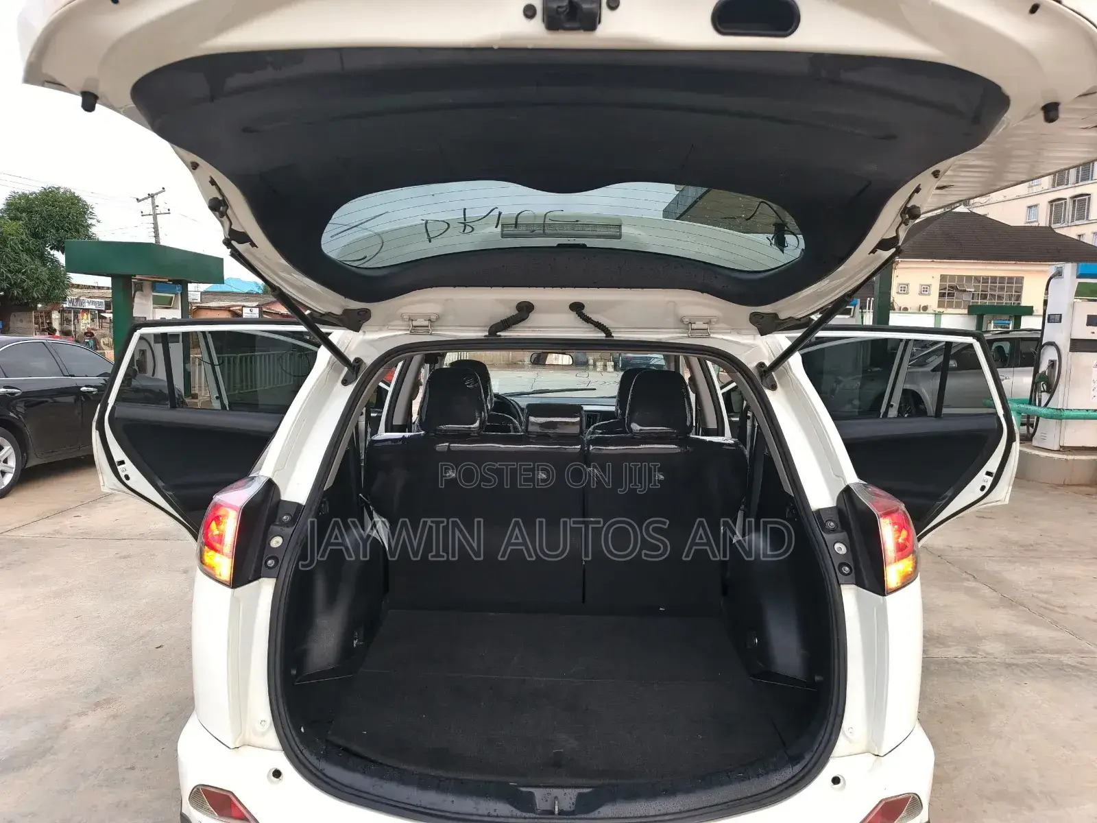Toyota RAV4 LE AWD (2.5L 4cyl 6A) 2017 White