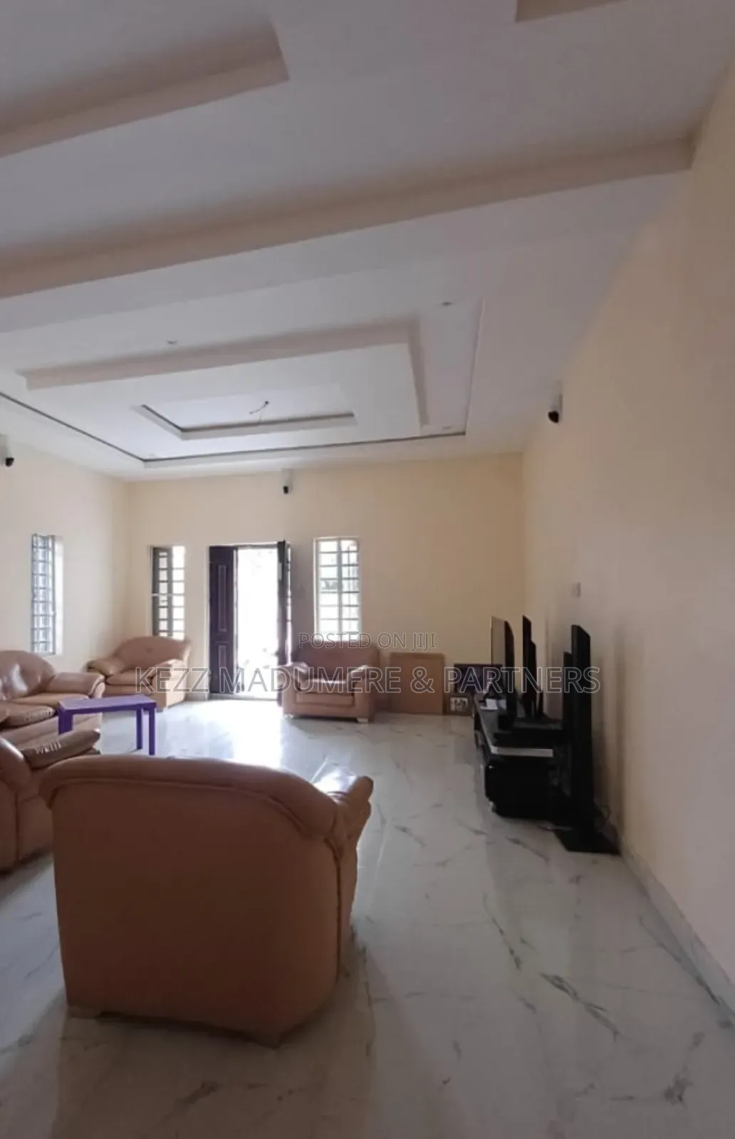 8bdrm Duplex in Farm Road 2 Estate , for sale