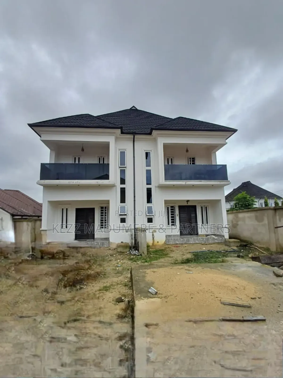 8bdrm Duplex in Farm Road 2 Estate , for sale