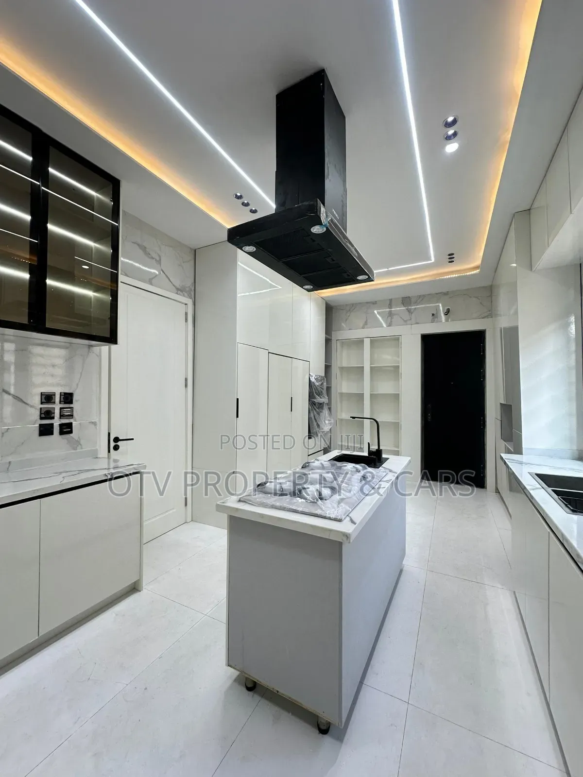 Furnished 6bdrm Duplex in Chevron for sale