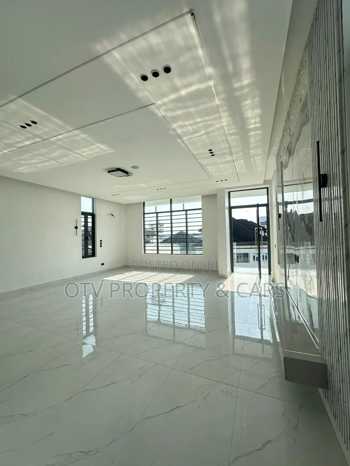 Furnished 6bdrm Duplex in Chevron for sale
