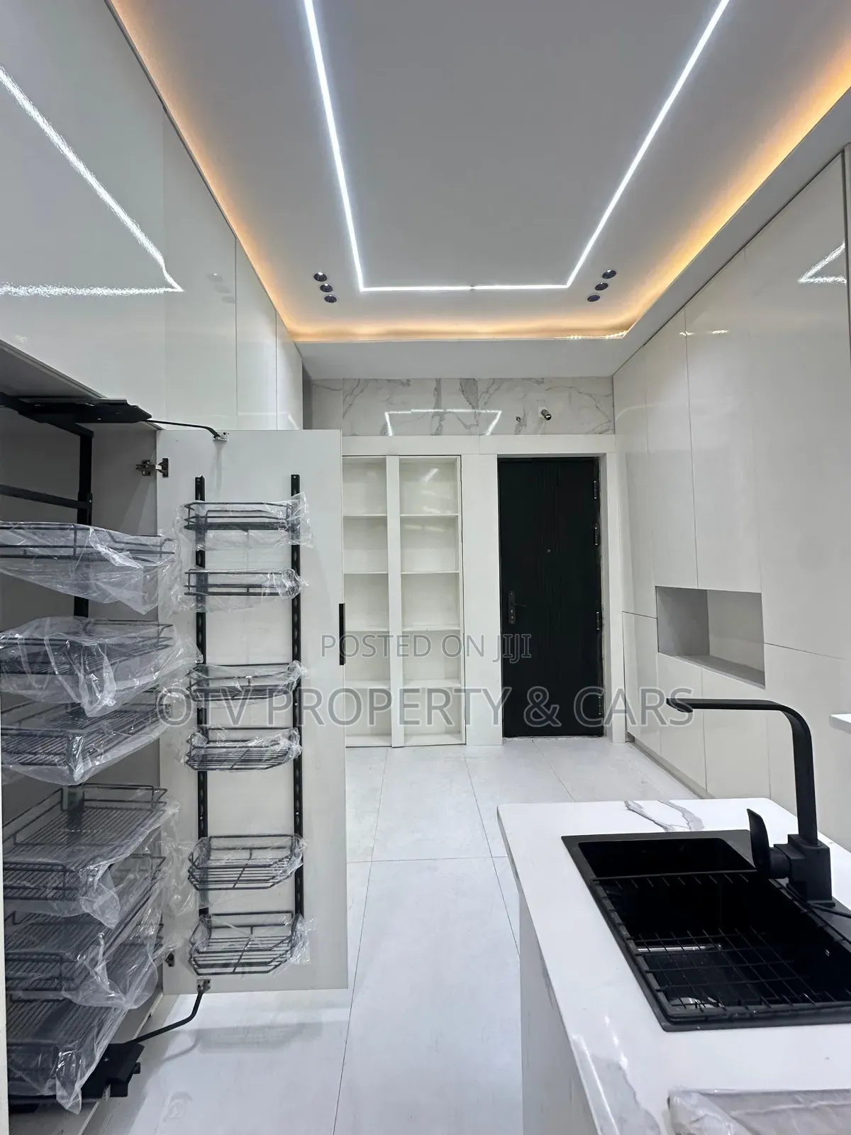Furnished 6bdrm Duplex in Chevron for sale