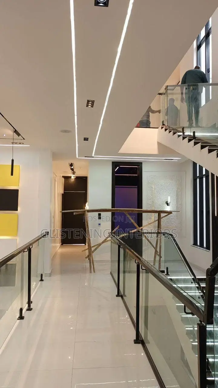 Staircase Side  10mm Tempered Glass With A Rail It A Black Accessories