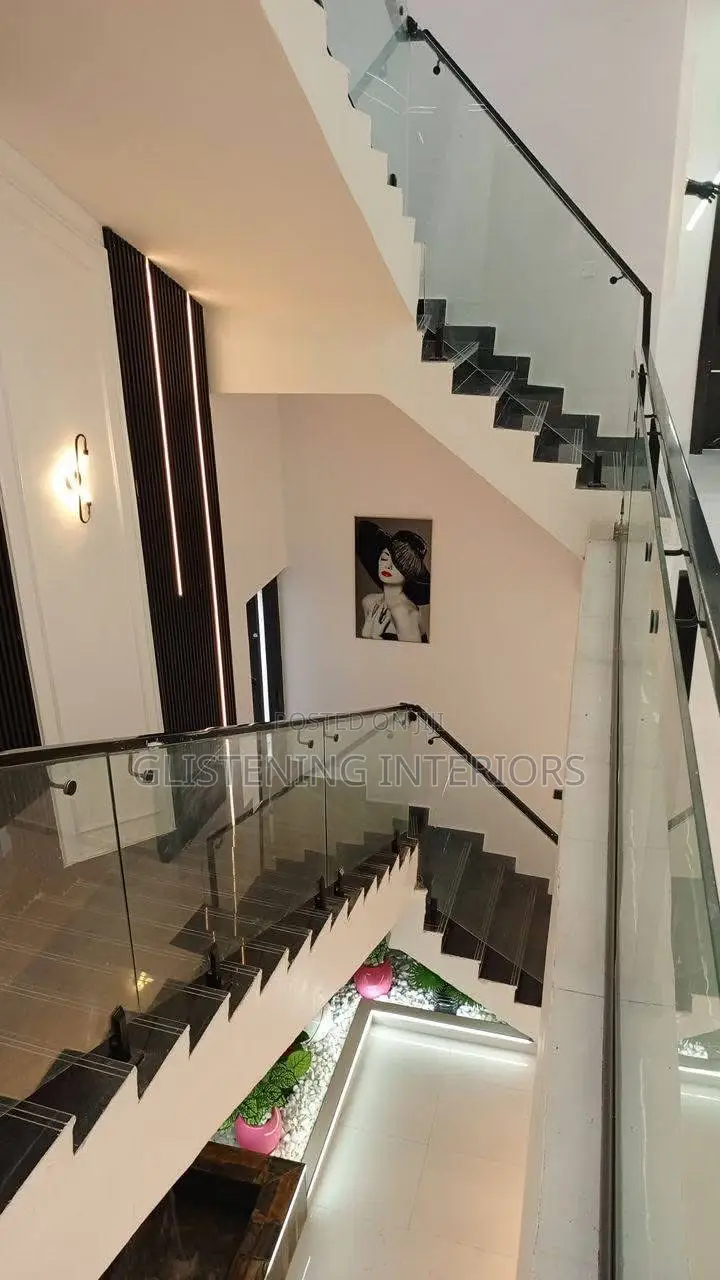 Staircase Side  10mm Tempered Glass With A Rail It A Black Accessories