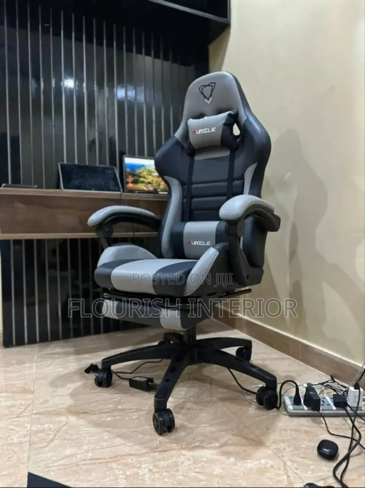 Classic Design Game Chair With Foot Rest.