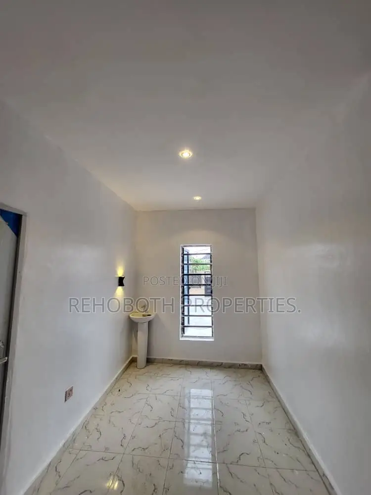 4bdrm Bungalow in Olofa Royal Estate, Akala Express for sale