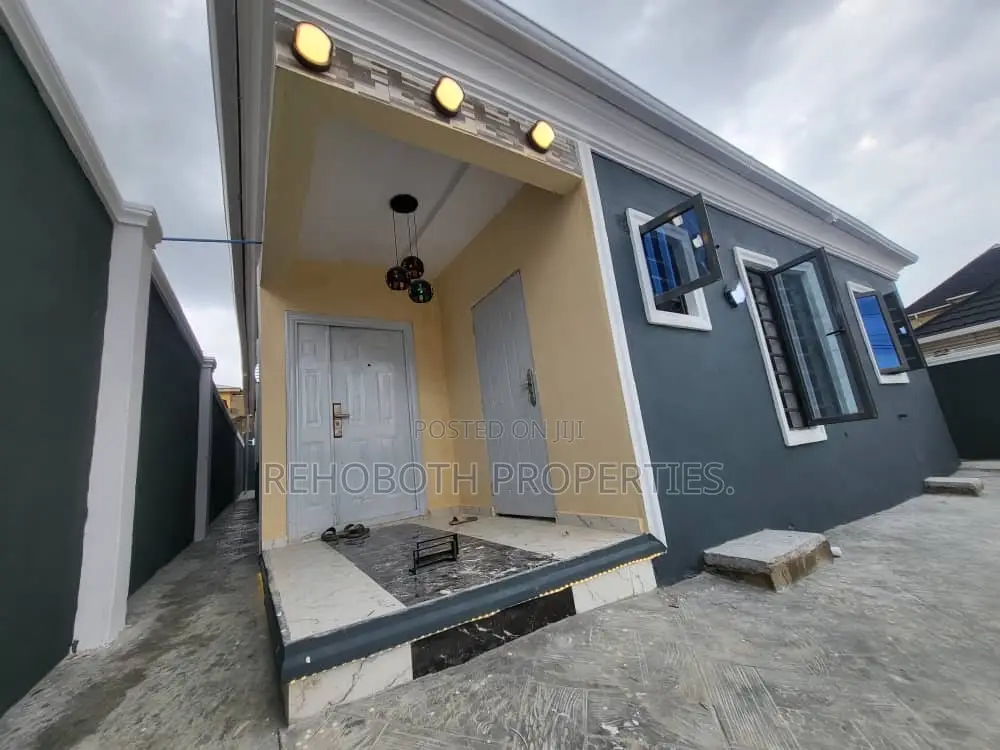 4bdrm Bungalow in Olofa Royal Estate, Akala Express for sale