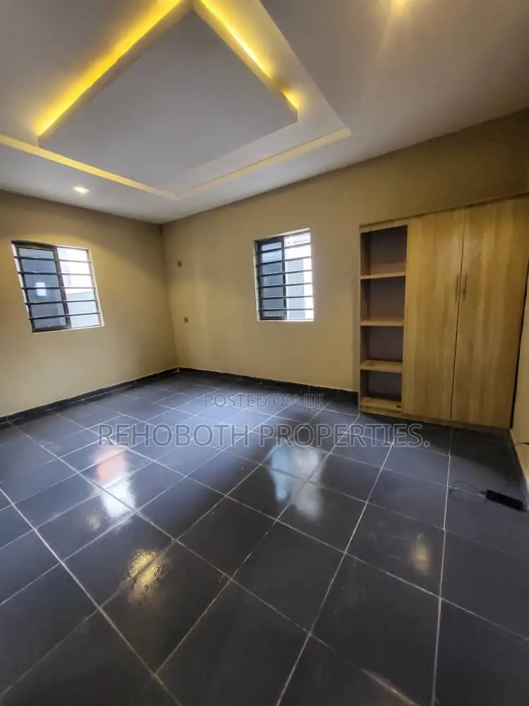 4bdrm Bungalow in Olofa Royal Estate, Akala Express for sale