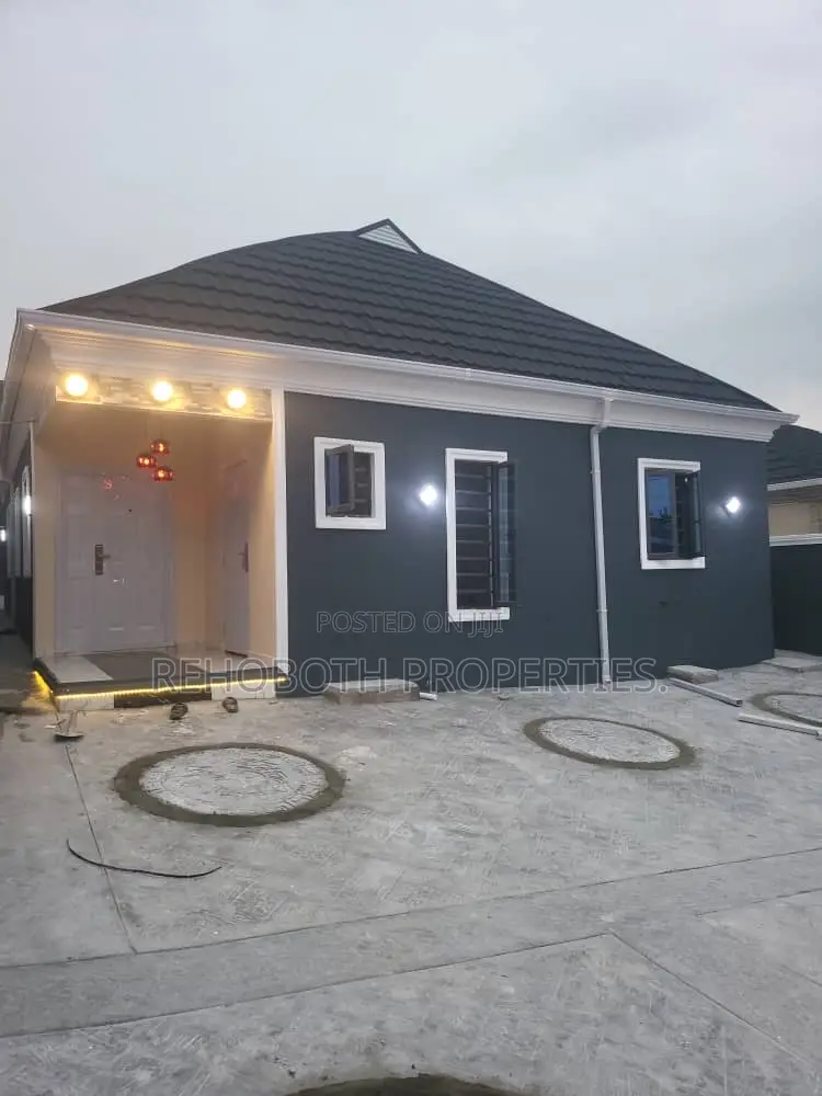 4bdrm Bungalow in Olofa Royal Estate, Akala Express for sale