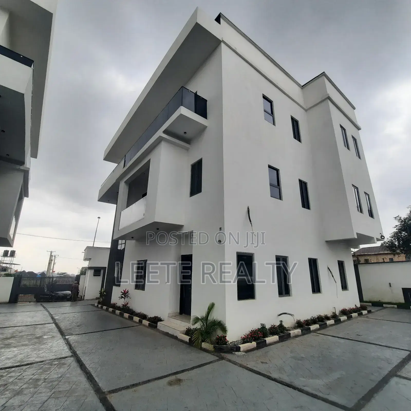 5bdrm Duplex in Guzape District for sale