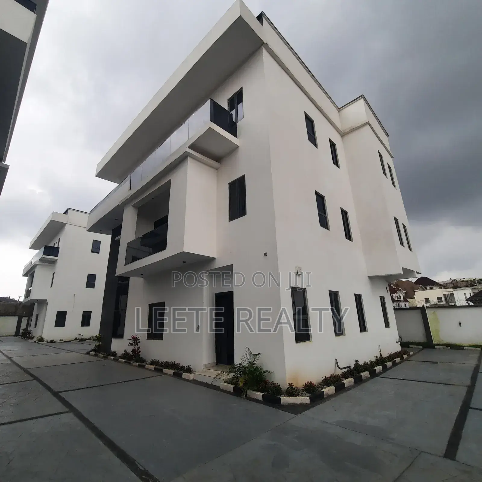 5bdrm Duplex in Guzape District for sale
