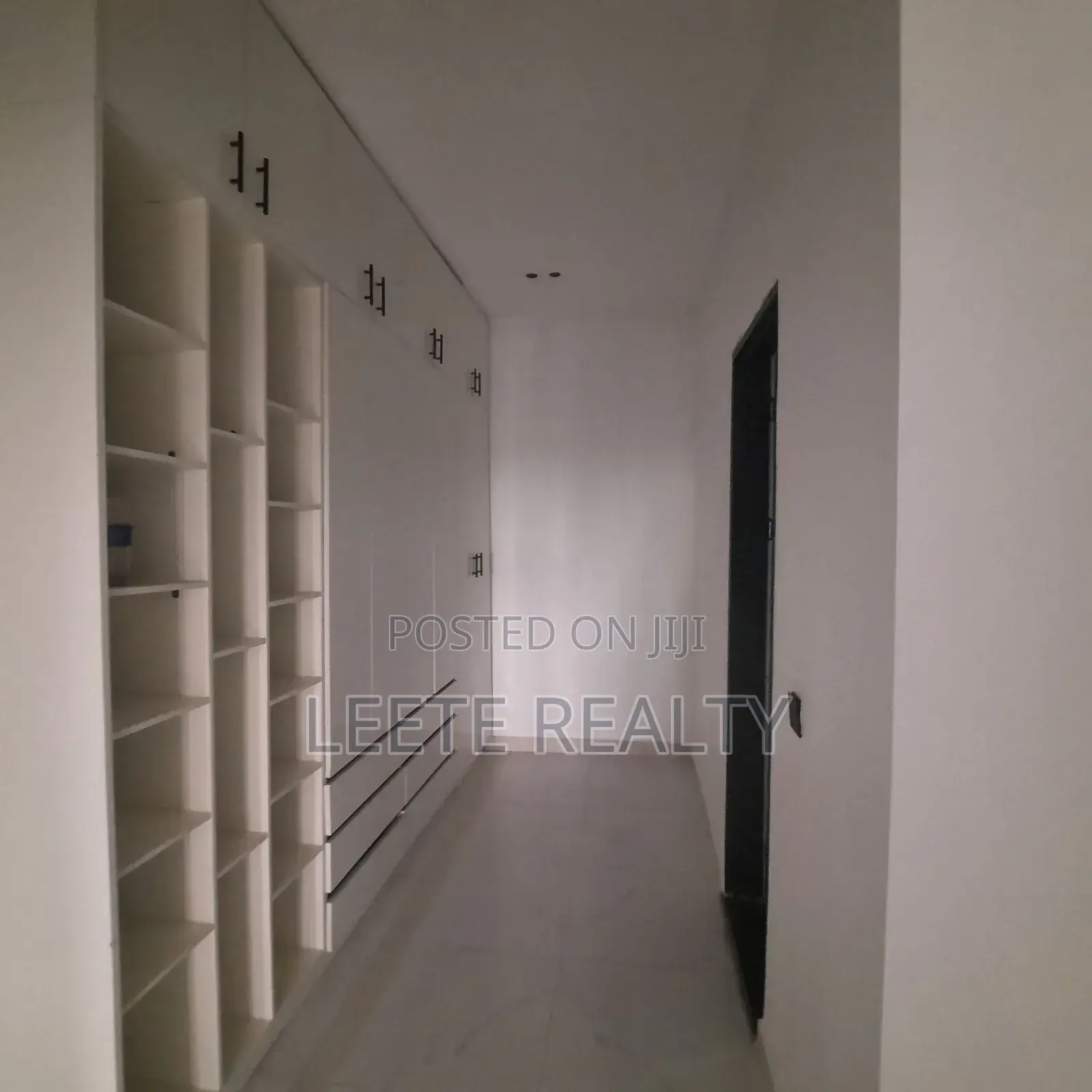 5bdrm Duplex in Guzape District for sale