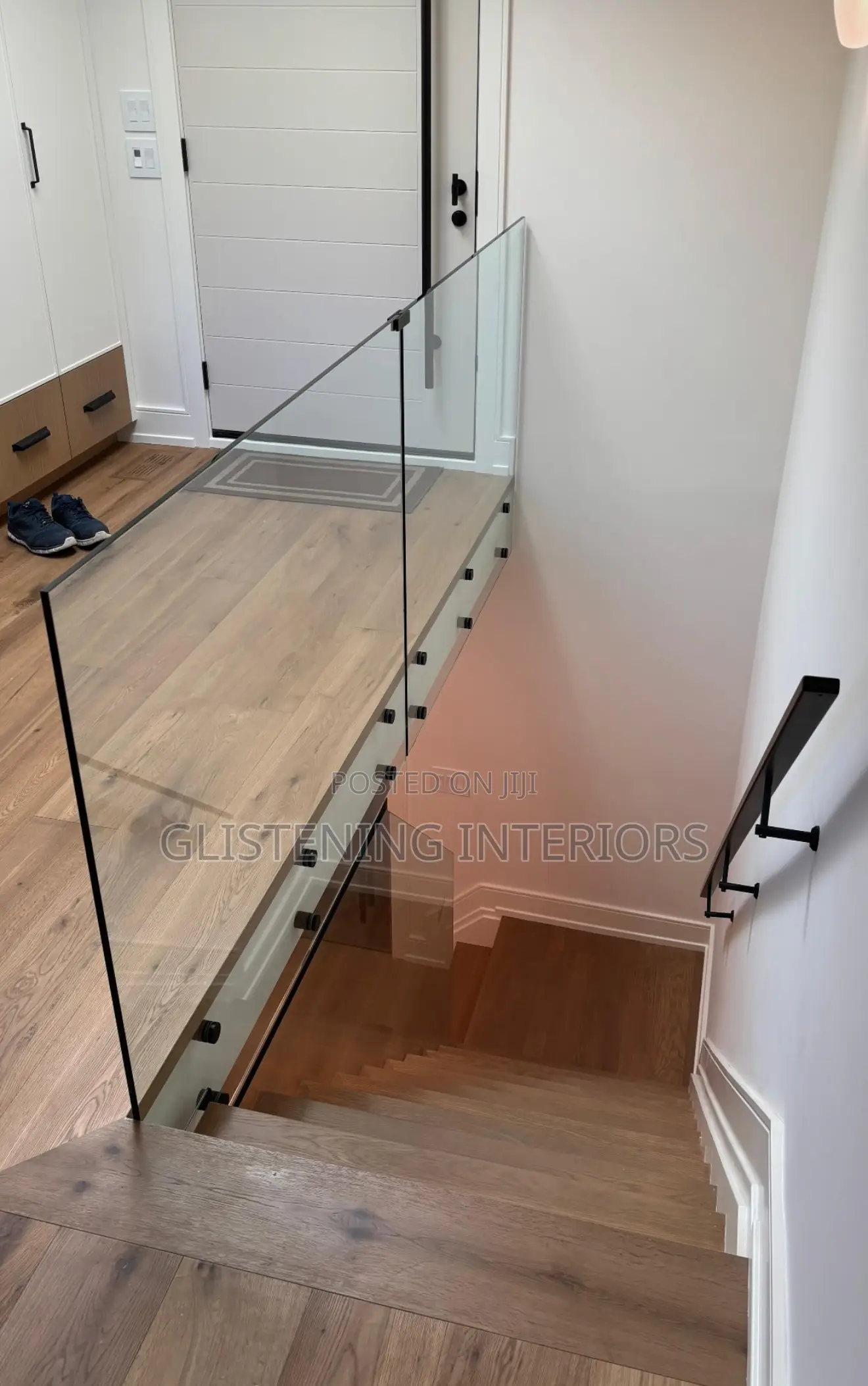Frameless Staircase 12mm Tempered Glass With A Black Accessories