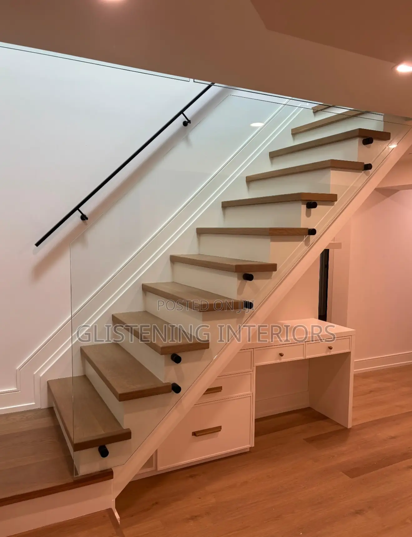 Frameless Staircase 12mm Tempered Glass With A Black Accessories