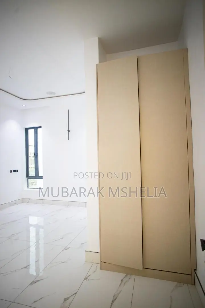 6bdrm Duplex in Ikota for sale