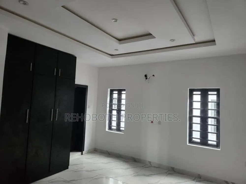 5bdrm Duplex in Larry Estate, Oluyole for sale