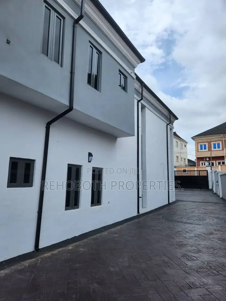 5bdrm Duplex in Larry Estate, Oluyole for sale
