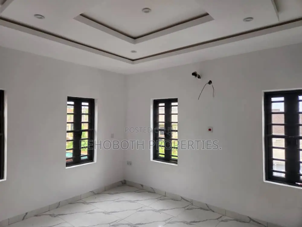 5bdrm Duplex in Larry Estate, Oluyole for sale