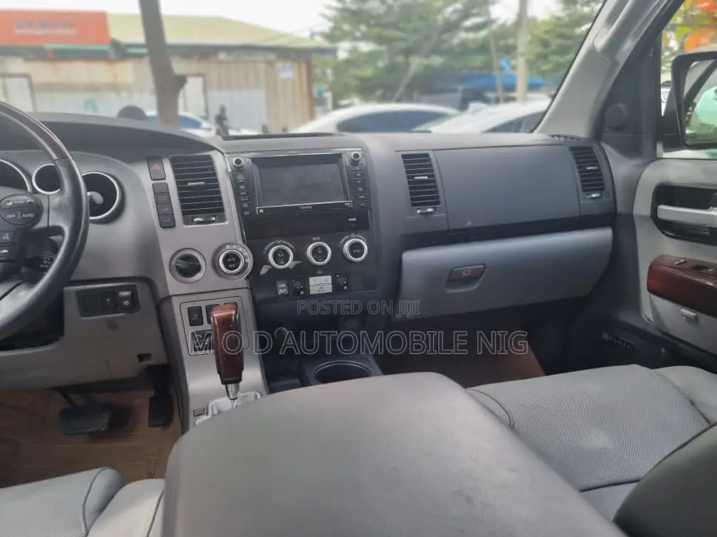 Toyota Sequoia SR5 4dr SUV (5.7L 8cyl 6A) 2011 Gray