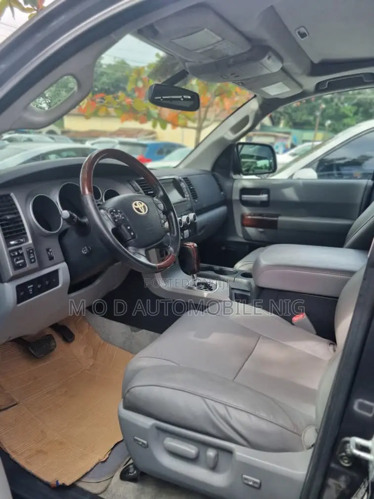 Toyota Sequoia SR5 4dr SUV (5.7L 8cyl 6A) 2011 Gray