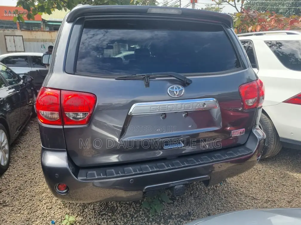 Toyota Sequoia SR5 4dr SUV (5.7L 8cyl 6A) 2011 Gray