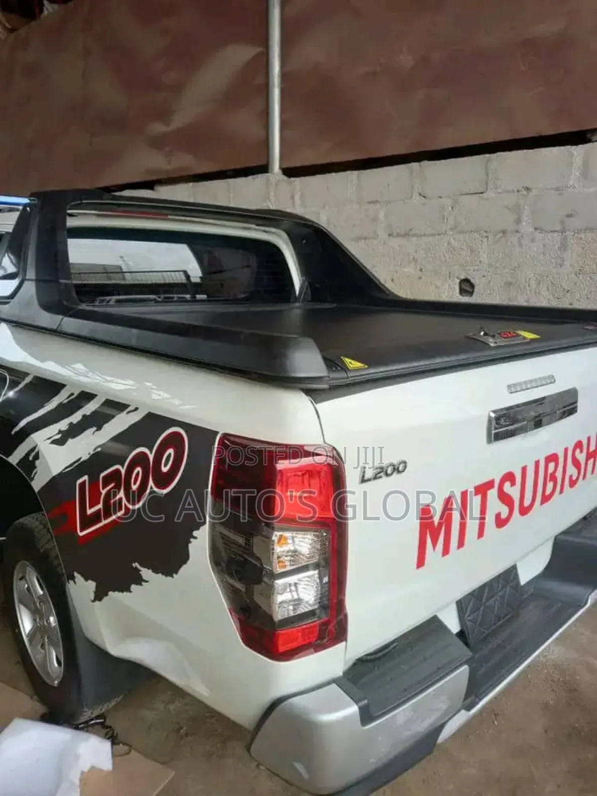 Bootcover Roller and TRD Spoiler for Mitsubishi L200