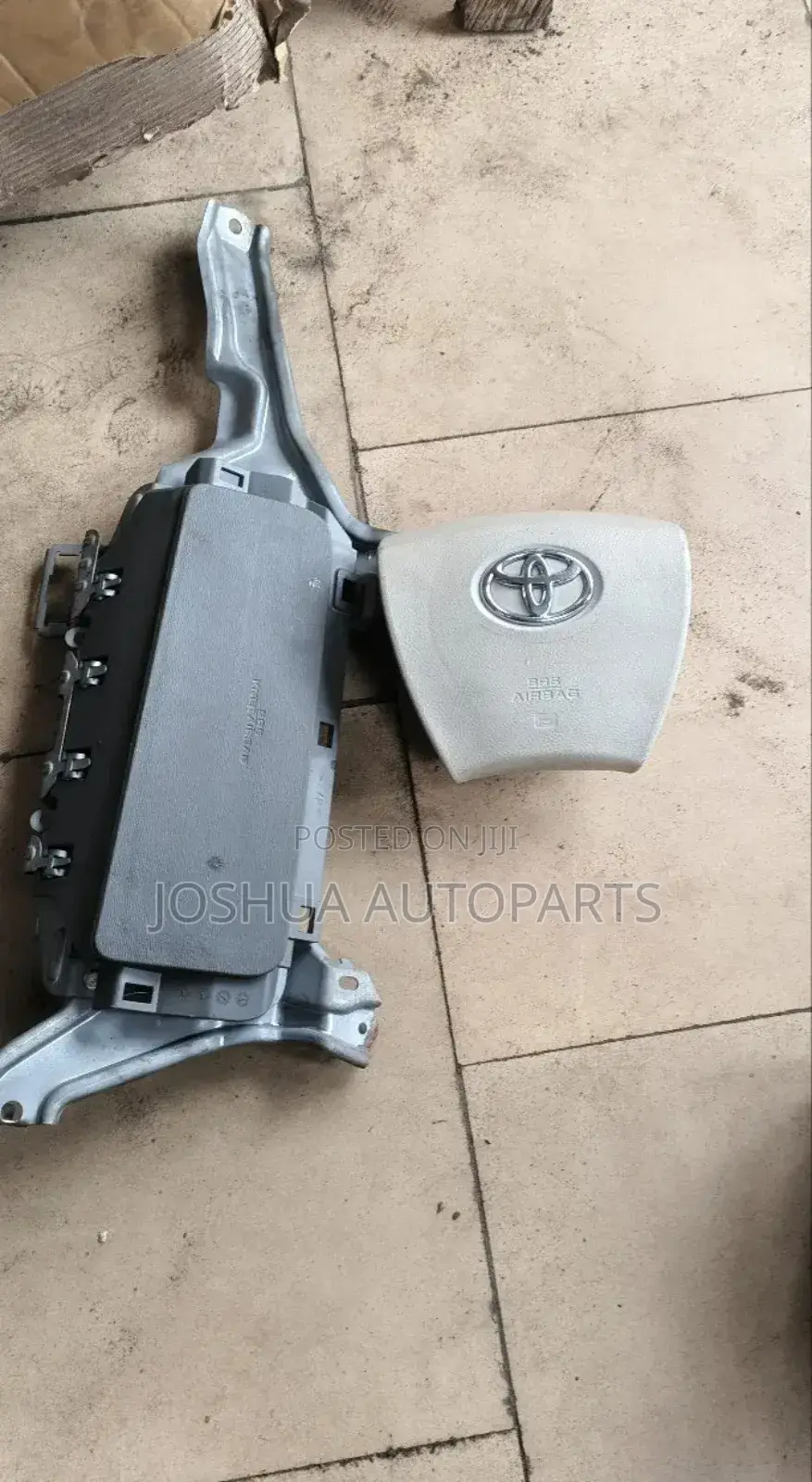 Toyota Sienna, Steering and Knee Airbag, 2012.