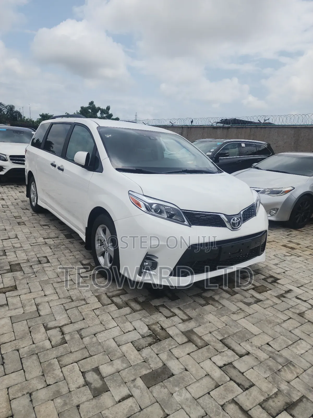 Toyota Sienna LE (3.5L 6cyl 8A) 2018 White