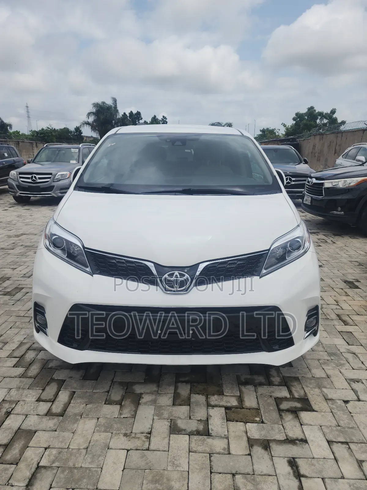 Toyota Sienna LE (3.5L 6cyl 8A) 2018 White