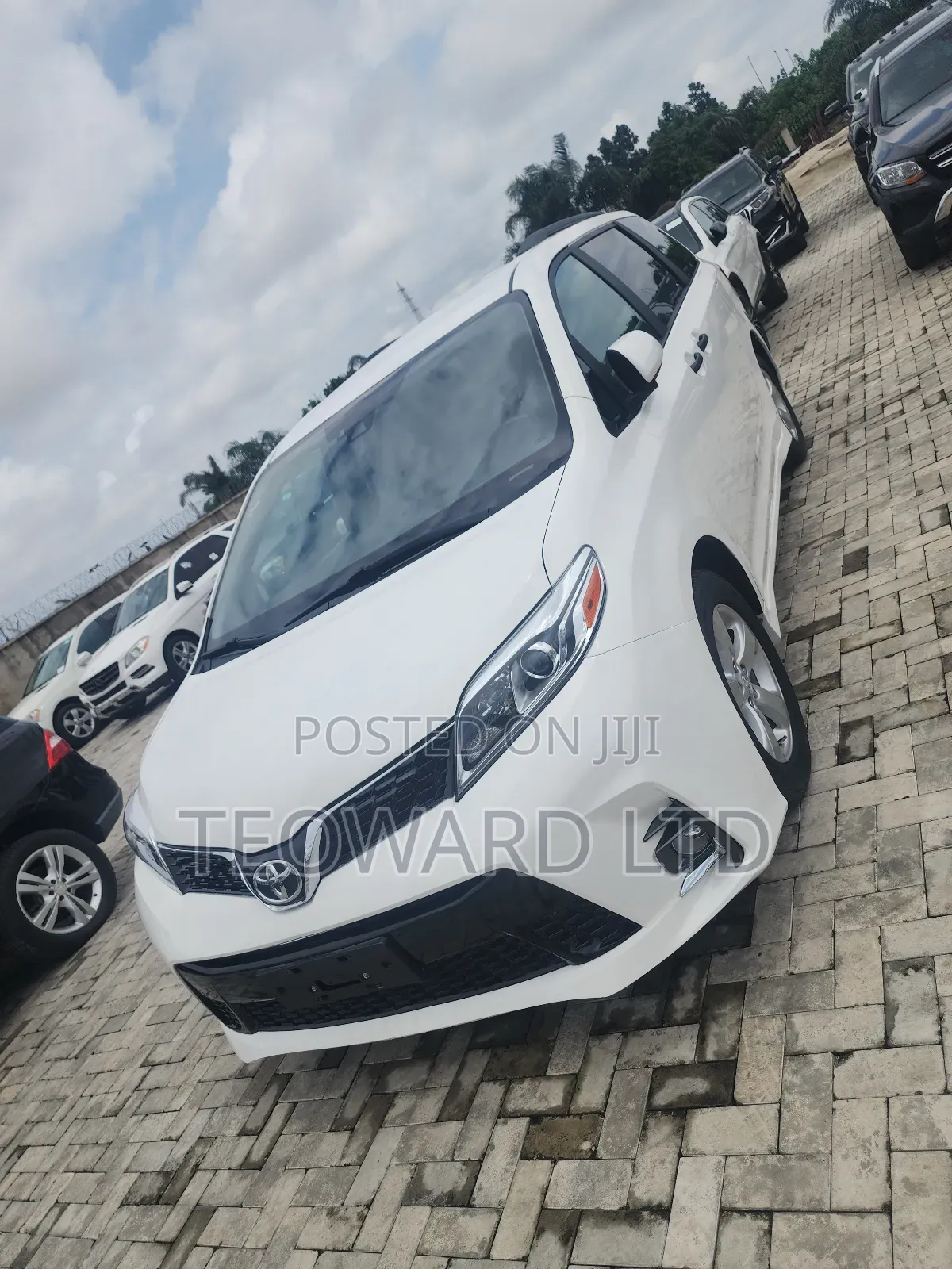 Toyota Sienna LE (3.5L 6cyl 8A) 2018 White