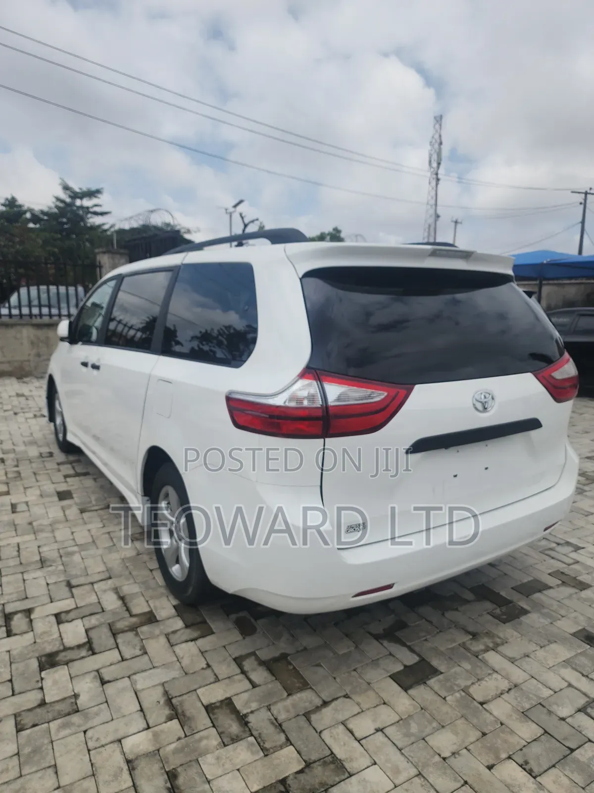 Toyota Sienna LE (3.5L 6cyl 8A) 2018 White