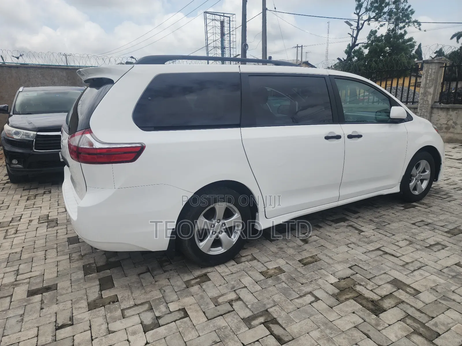 Toyota Sienna LE (3.5L 6cyl 8A) 2018 White