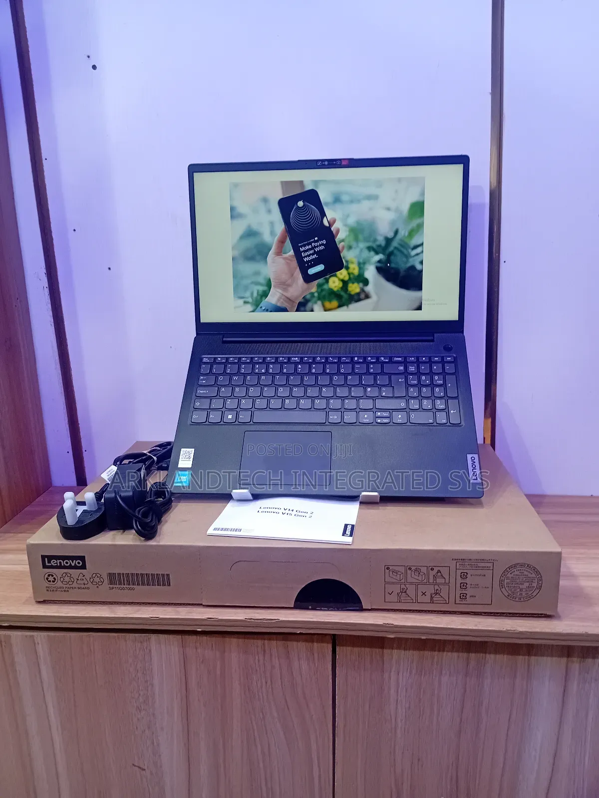 New Laptop Lenovo IdeaPad 300 8GB Intel Celeron SSHD (Hybrid) 256GB