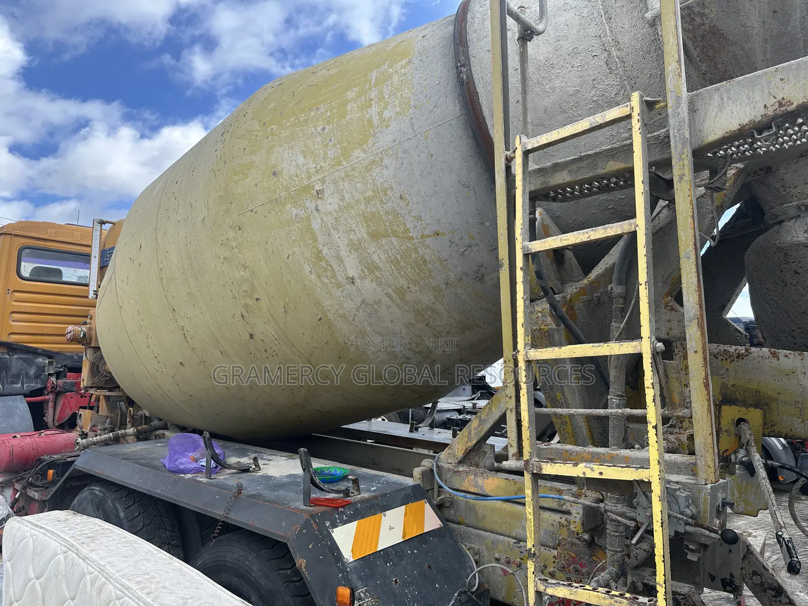 Foreign Used Man Cement Mixer Mobile Truck
