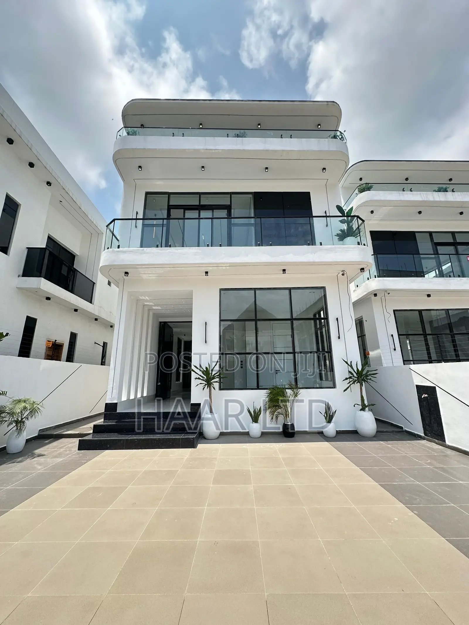 5bdrm Duplex in Lekki Phase 2 for sale