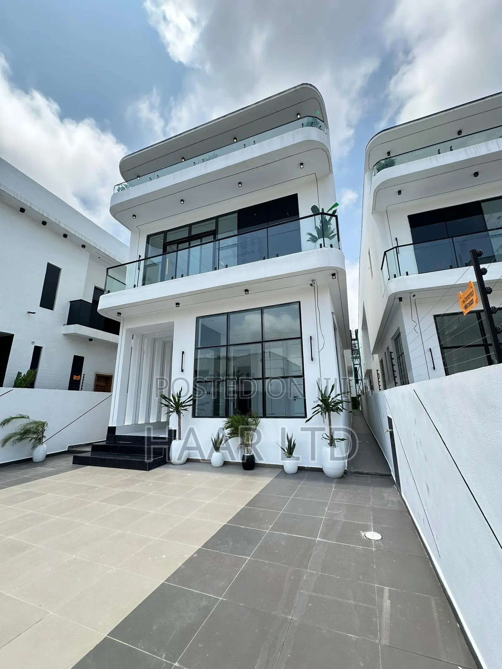 5bdrm Duplex in Lekki Phase 2 for sale